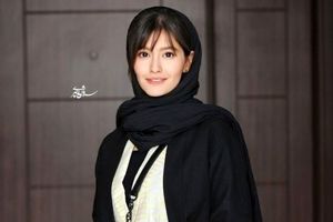استایل مینیمال و بدون تجمل پردیس احمدیه | خانم بازیگر لباس تکراری‌اش را اینبار کاملا متفاوت ست کرد +عکس